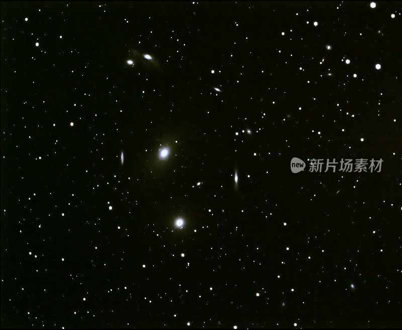 室女座星系团中的许多星系，包括M84 (NGC 4374)和M86 (NGC 4406)